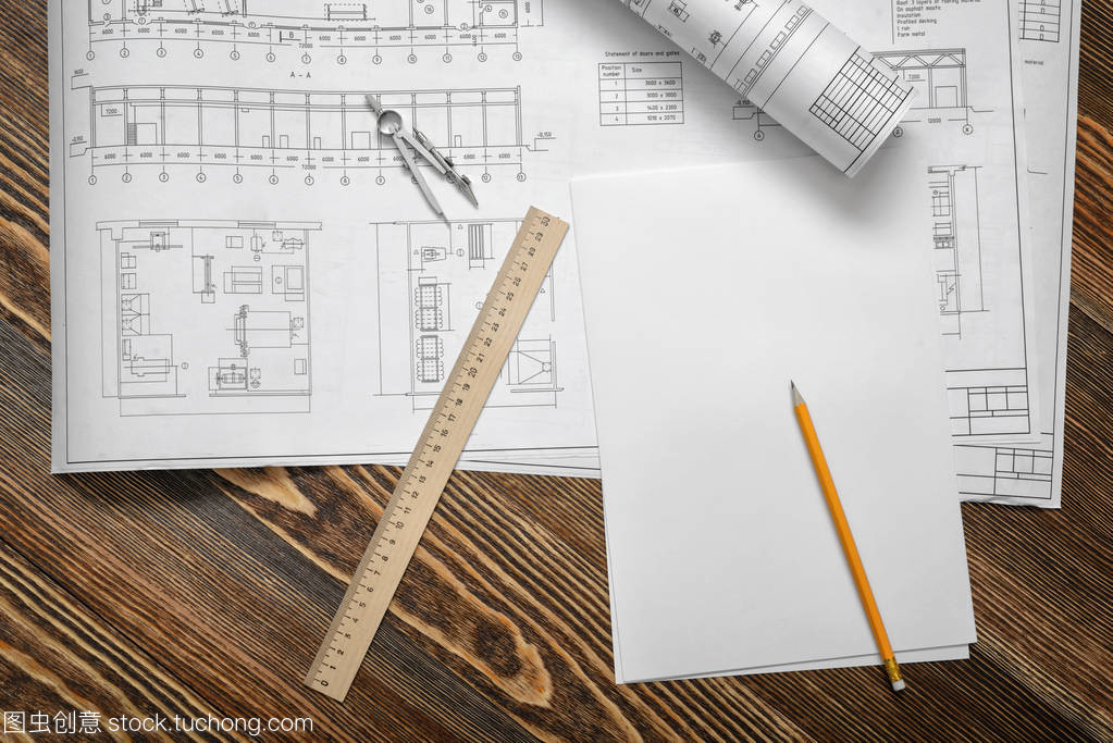 藍(lán)圖的誕生 鉛筆、尺規(guī)與木桌上的建筑夢(mèng)
